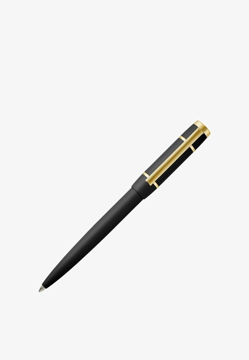 Čierne guľôčkové pero so zlatým klipom a detailmi, so zatvoreným uzáverom, izolované na bielom pozadí.