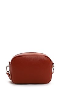 Compact rechthoekige crossbodytas van bruin getextureerd leer met zilverkleurige metalen gespen en ritssluiting.