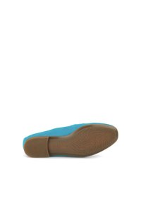 Turquoise suede instapper met een ronde neus en een rubberen zool, met een subtiele textuur en een ingeslagen merknaam aan de onderkant.