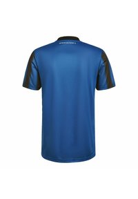 Modrá sportovní košile s krátkým rukávem, texturovaná tkanina, černé akcenty na ramenou a kulatý výstřih. Na zadní straně má vytištěné souřadnice.