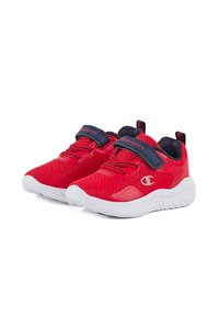 Zapatillas deportivas rojas con parte superior de malla, diseño texturizado, suela de goma blanca y correa azul marino. Presentan cordones elásticos y un logotipo en el costado.