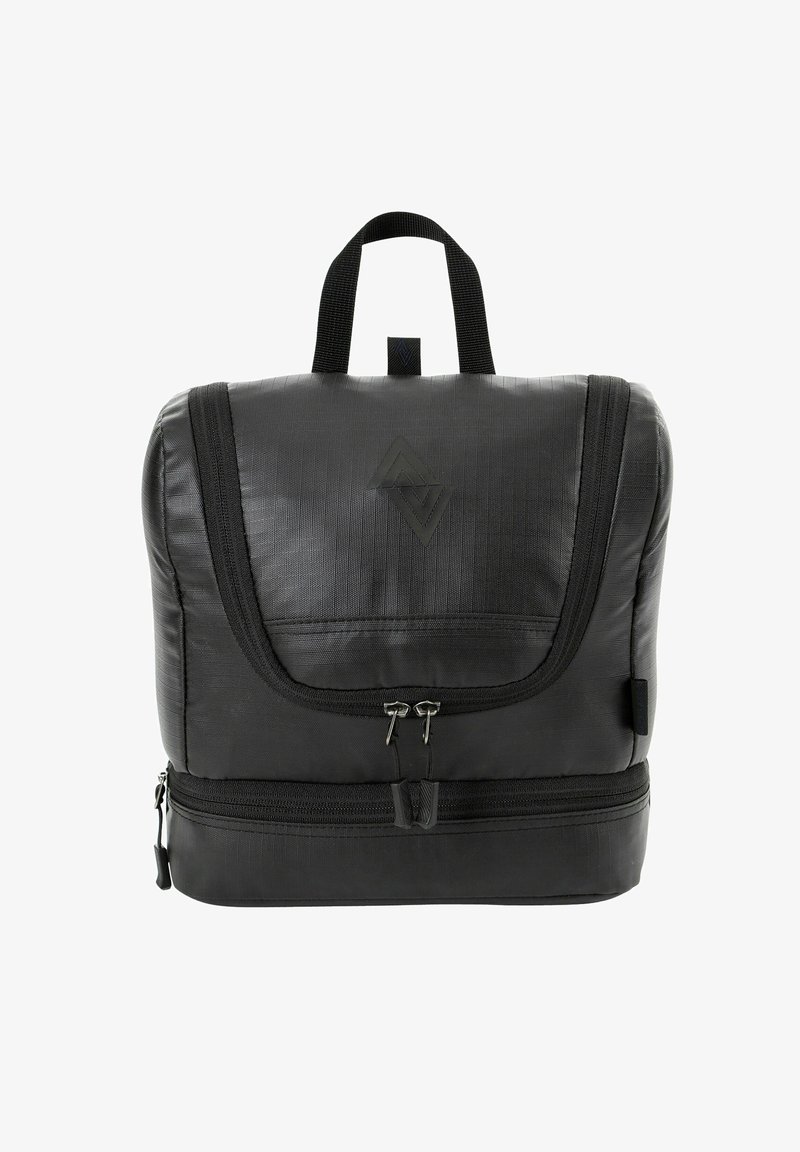 Zwarte rugzak gemaakt van textuurmateriaal, met een voorzak, dubbele ritsen en een handvat bovenaan om te dragen.