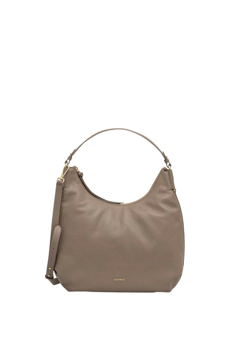 Borsa hobo in pelle di un leggero taupe con una texture a concia, una forma arrotondata, una singola tracolla e dettagli in metallo dorato.
