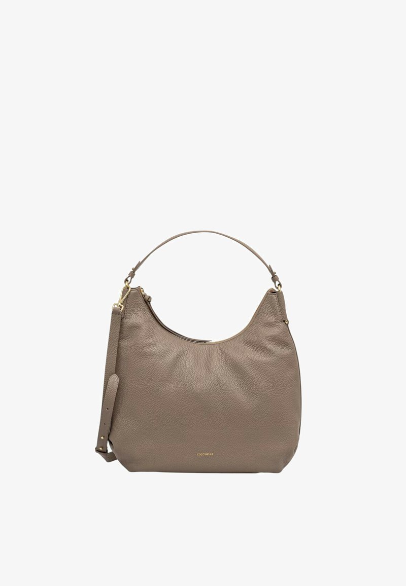 Borsa hobo in pelle di un leggero taupe con una texture a concia, una forma arrotondata, una singola tracolla e dettagli in metallo dorato.