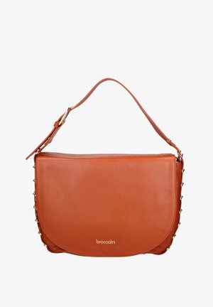 Bruine leren schoudertas met een gebogen klep, gouden studs langs de randen, verstelbare band en het "braccialini" logo in gouden letters.