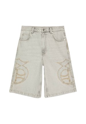 Lysegrå denimshorts med forlommer og broderede logodesigns på hvert ben nær sømmen.