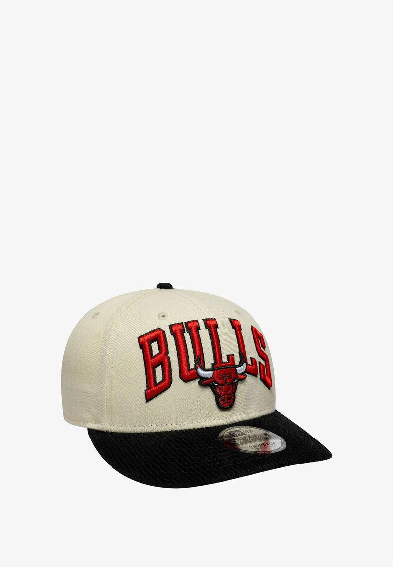 Gorra de béisbol crema con visera texturizada negra, que presenta el texto bordado en rojo "BULLS" y un logo de un toro en la parte frontal.