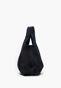 Sac à main en daim noir doux avec une base arrondie et une seule poignée large formant une ouverture triangulaire en haut.