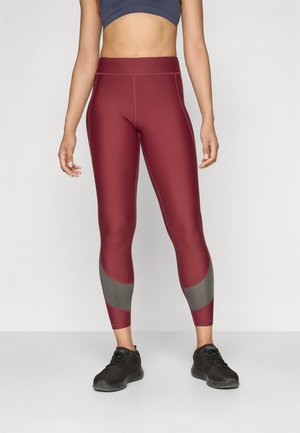 Leggings bordeaux avec des accents en maille grise, taille haute et design ajusté. Texture lisse, adaptés aux vêtements de sport.