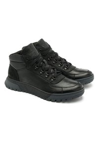 Czarne buty typu high-top wykonane z połączenia teksturowanej skóry i gładkich materiałów syntetycznych, z wytrzymałą gumową podeszwą i sznurowanym zapięciem.