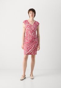 Robe courte rose avec un motif semblable à celui d'un zèbre, comportant un décolleté en V, des manches courtes et un détail froncé à la taille. Texture de tissu lisse.