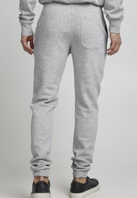 Grijze sweatpants van een katoenmix, met een achterzak en geribbelde zoom. Draag ze met zwarte sneakers voor een casual uitstraling.