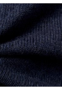 Diepblauwe gebreide stof met een gladde textuur en fijne, consistente ribbels. De vezels lijken zacht en dicht.