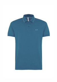 Polo shirt teal con colletto classico, patta con due bottoni e rifinitura del colletto in contrasto. Presenta un piccolo logo sul lato sinistro del petto.