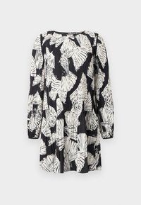 Melnā un baltā kleita ar garām piedurknēm, kas iezīmē plektu dizainu un lapu motīvu. Izgriezums ir ovāls un plecos ir savākti detaļas.