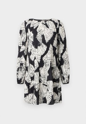 Czarna i biała sukienka z długimi rękawami, z plisowanym wzorem i motywem liści. Dekolt w serek oraz marszczenia na ramionach.