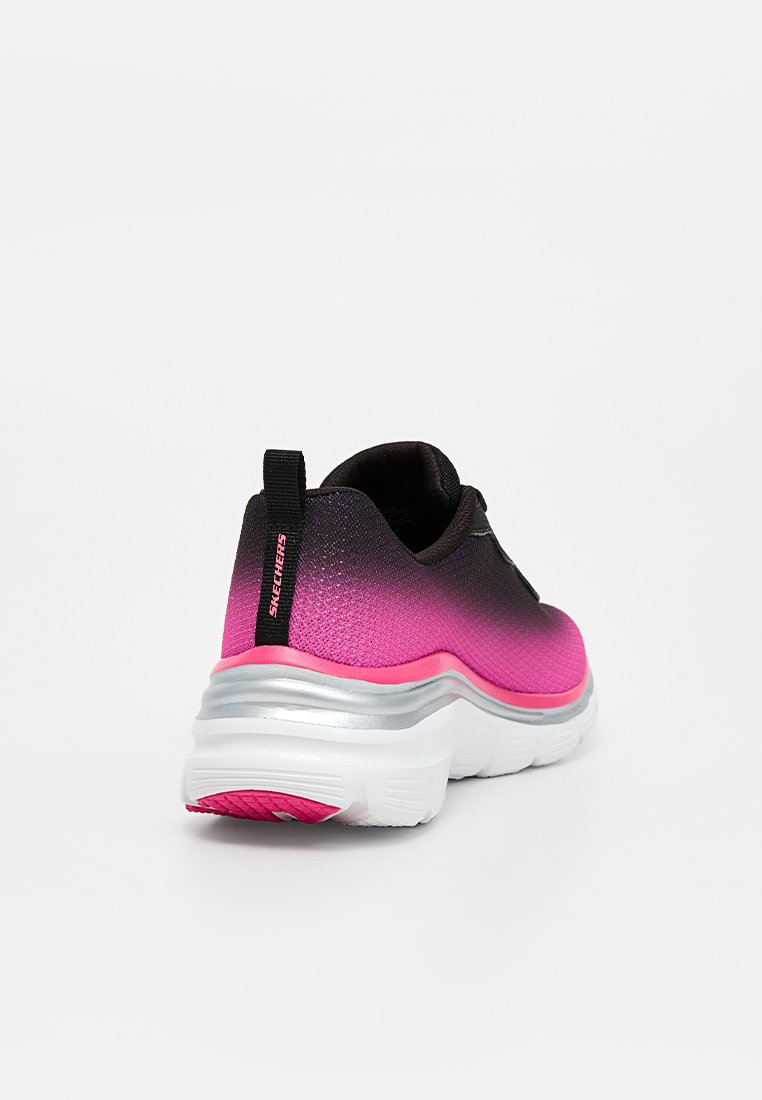 Zapatilla Skechers con degradado negro y rosa vista desde atrás, con suela blanca gruesa y tirador negro con el nombre de la marca.