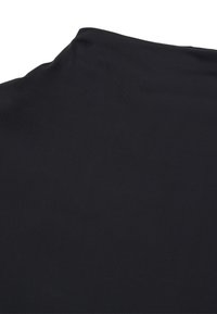 Zwarte stof met een gladde, zachte textuur. Het materiaal valt soepel en toont een eenvoudig en onversierd ontwerp zonder zichtbare naden of accenten.