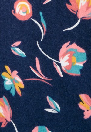 Un tissu floral présentant des fleurs roses, jaunes et teal sur un fond bleu marine foncé. Texture douce avec des contours blancs et des accents de feuilles.