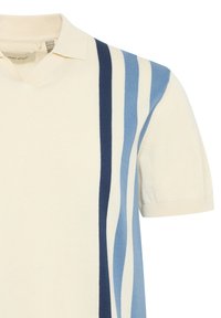 Polo a maniche corte color crema con righe verticali in blu scuro e varie tonalità di blu. Presenta un colletto a V e polsini a coste.