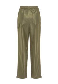 Olivegrüne, leichte Hose mit elastischem Bund, zwei Gesäßtaschen und Reißverschlussakzenten an den Säumen. Glatte, leicht glänzende Textur.