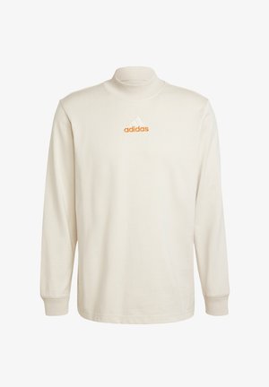 Sweatshirt à col montant crème à manches longues, avec un logo "adidas" brodé orange sur la poitrine, fabriqué en coton doux.