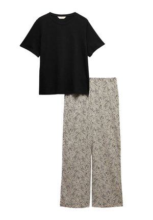 Zwart T-shirt met korte mouwen en ronde hals, gecombineerd met een wijde broek met hoge taille en een klein zwart-wit gespikkeld patroon.