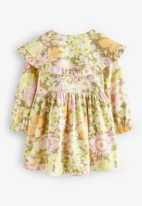 Blumenkleid mit braunem Grundton, das mit rosa, grünen und gelben Blumen gestaltet ist. Voluminöse Ärmel und ein Rüschenausschnitt betonen das Design.