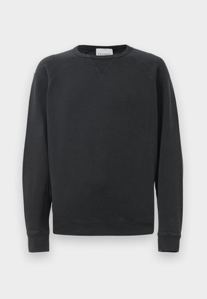 Sweatshirt noir à manches longues, col rond, avec des poignets et un ourlet côtelés, un détail de point en V subtil sous le col, et une étiquette de la marque à l'intérieur du col.
