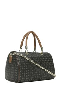 Borsa a mano in tessuto nero con motivo a logo ripetuto, manici in cuoio marrone, tracolla in catena argento e forma arrotondata. Presenta un bordo a contrasto.