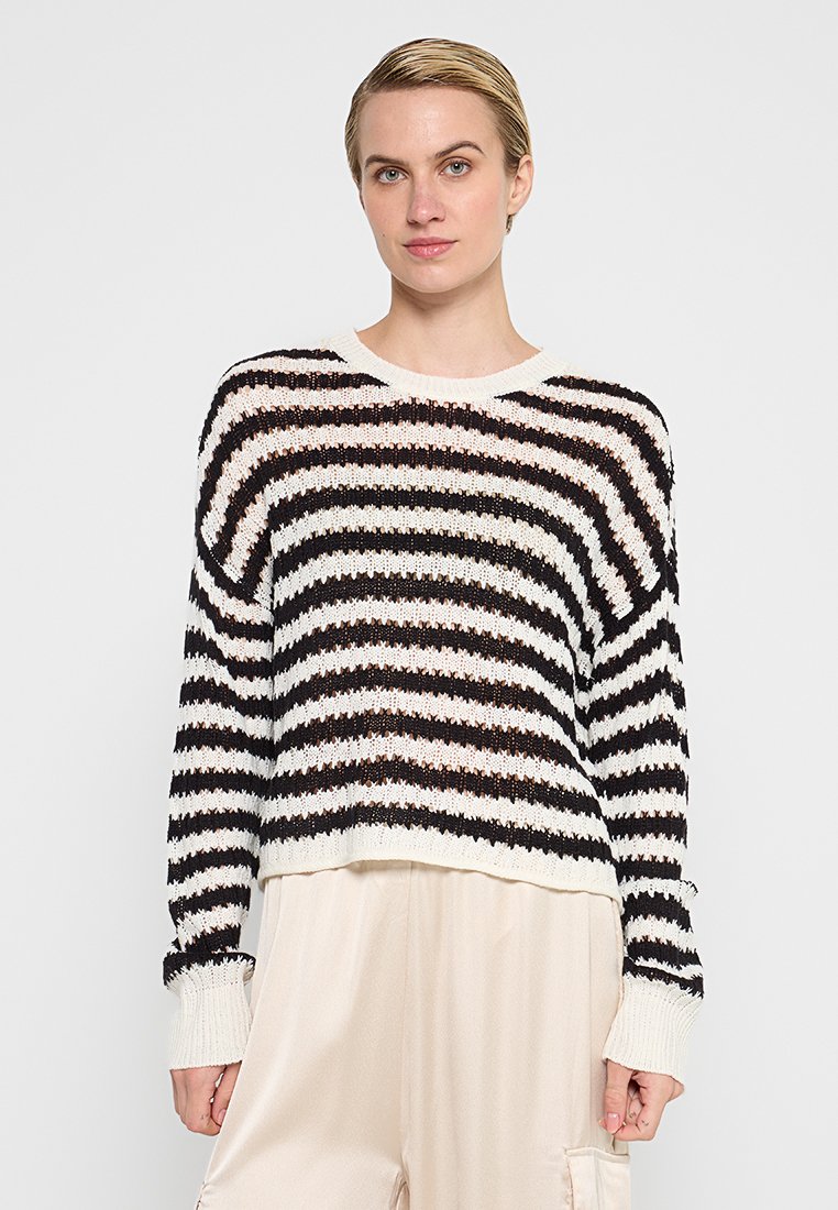 Schwarz-weiß gestreifter Strickpullover mit lockerer Passform, gerippten Bündchen und weitem Ausschnitt; verfügt über ein strukturiertes Muster und einen cropped Saum.