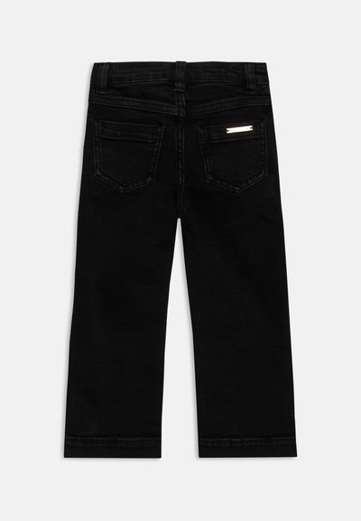 Jeans en denim noir avec une coupe droite, comportant deux poches arrière et un accent argenté sur la poche droite, tissu texturé et couture soignée.