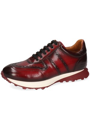 Czerwone skórzane trampki z detalami w stylu brogue, czarnymi sznurówkami i kontrastującą białą podeszwą środkową. Teksturowana gumowa podeszwa zewnętrzna zaprojektowana z myślą o przyczepności.