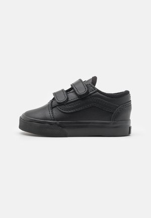 Schwarze Leder-Sneaker mit zwei Klettverschlussriemen, runder Zehenpartie, strukturiertem Gummisohle und dezenten Nähten an den Seiten.