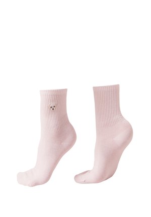 Chaussettes basses rose clair avec des bord-côtes, une chaussette avec un petit visage de chien blanc brodé sur le côté extérieur.