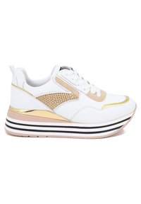 Scarpe da ginnastica bianche con accenti dorati, un pannello in rete e una suola spessa a strisce in rosa, bianco e nero, dotate di punta arrotondata e chiusura con lacci.
