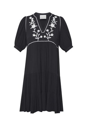 Sort kjole med korte puffærmer, V-udskæring og hvid blomsterbroderi. Har en lagdelt bund og blødt, letvægtigt stof.