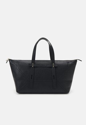 Schwarze Leder-Shopper-Tasche mit doppelten Griffen, Reißverschluss und geometrischen Steppdetails an den Seiten; glatte Textur und strukturierte Form.