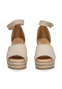 Beige åben tå kilehæle med en jute platform, ankelrem og glat ruskind. Har en blød indersål og et minimalistisk design.