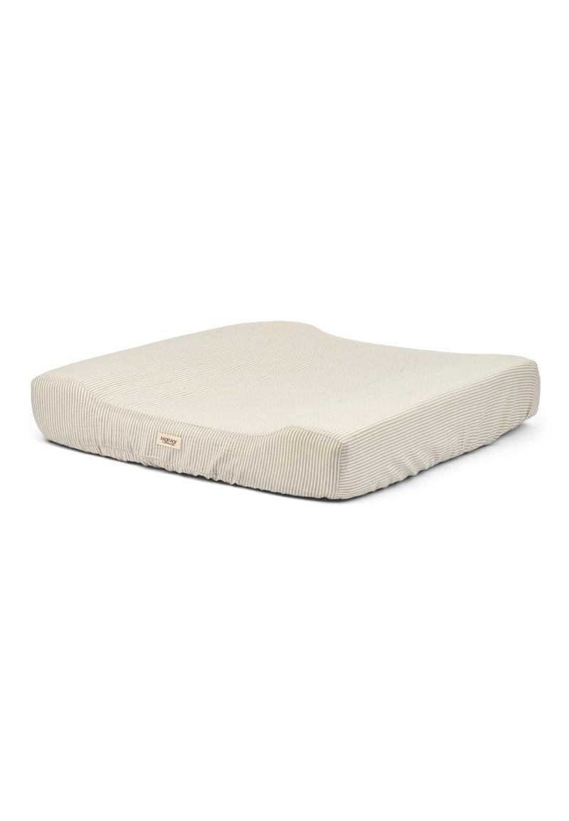 Firkantet pute med et mykt, beige stofftrekk som har subtile, horisontale striper. Rundede kanter og en litt konturert form for komfort.
