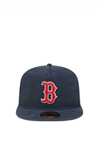 Gorra de béisbol azul oscuro con visera plana y logotipo rojo bordado en forma de "B" en la parte frontal. Hecha de una tela con una textura suave.