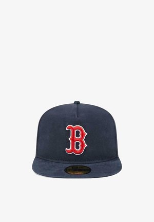 Gorra de béisbol azul oscuro con visera plana y logotipo rojo bordado en forma de "B" en la parte frontal. Hecha de una tela con una textura suave.