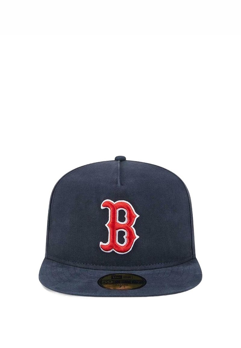Gorra de béisbol azul oscuro con visera plana y logotipo rojo bordado en forma de "B" en la parte frontal. Hecha de una tela con una textura suave.