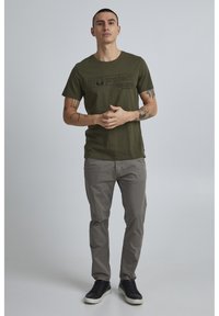 11 Project PRMattis - T-shirts med print - olive night