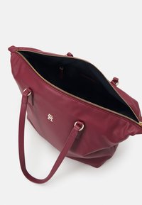 Tommy Hilfiger POPPY REFORM TOTE - Pirkinių krepšys - rouge