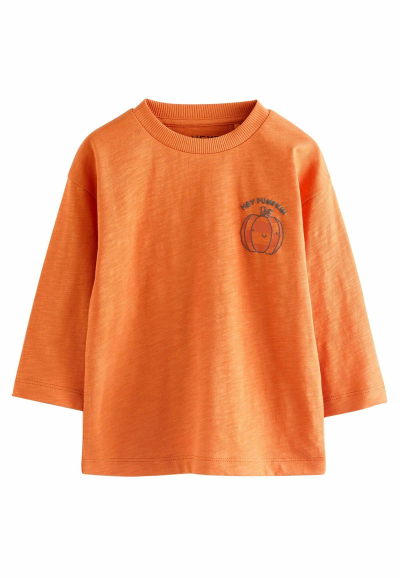 Orange långärmad skjorta gjord av ett mjukt material, med rund hals och en pumpa-grafik med texten "HEY PUMPKIN" i svart.