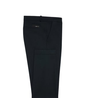 Pantaloni neri in tessuto liscio, con taglio dritto, tasche laterali e una tasca posteriore con zip. Dettagli di design minimalisti.