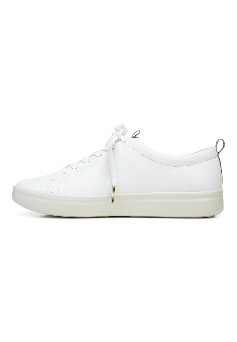 Weiße Sneaker aus glattem synthetischem Material, mit runder Zehenform, flacher Sohle und dekorativen goldenen Akzenten nahe der Ferse und Schnürsenkel.