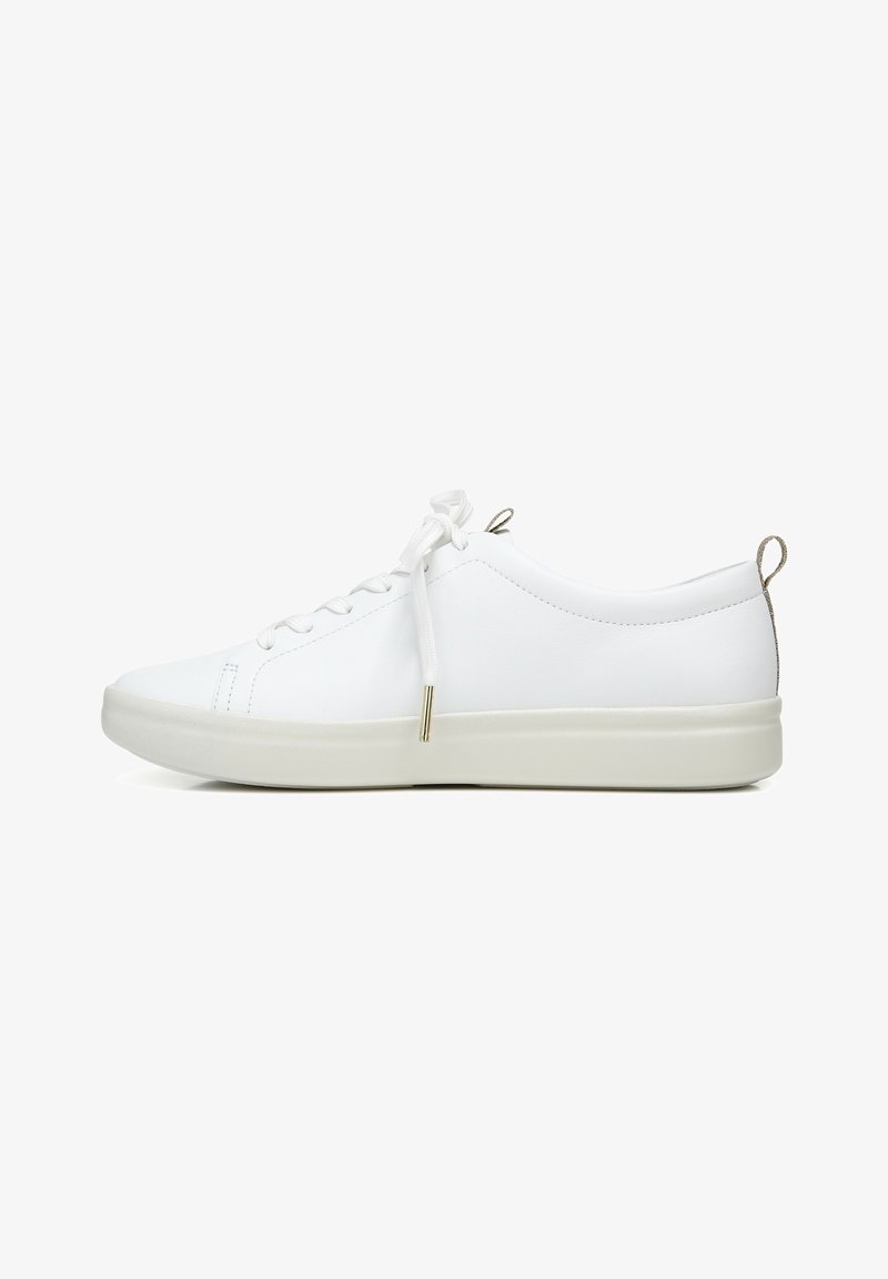 Des baskets blanches en matériau synthétique lisse, avec un bout rond, une semelle plate et des accents dorés décoratifs près du talon et des lacets.