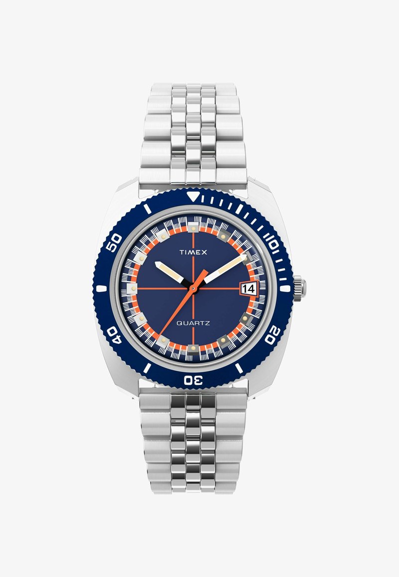 Orologio al quarzo Timex con bracciale in acciaio inossidabile, quadrante blu navy, dettagli arancioni e una lunetta girevole segnata con intervalli.
